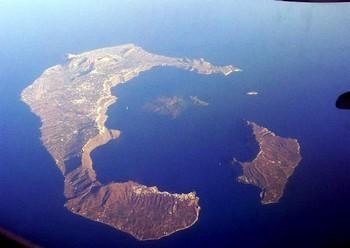 Blick aus dem Flieger auf Santorin