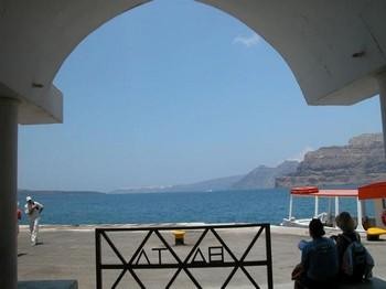 Wenn Sie aus Piräus oder von den Nachbarinseln auf Santorin mit dem Schiff einlaufen, dann kommen Sie hier im Hafen Athinios an.
