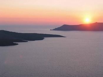 Beobachten Sie das faszinierenden Farbenspielen am Himmel bei gigantischen, unvergesslichen Sonnenuntergängen auf Santorini.